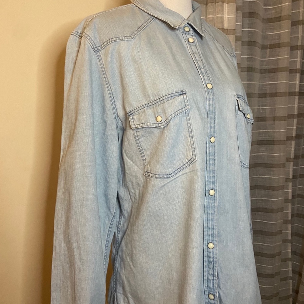 American Eagle Women’s Light denim wash button up